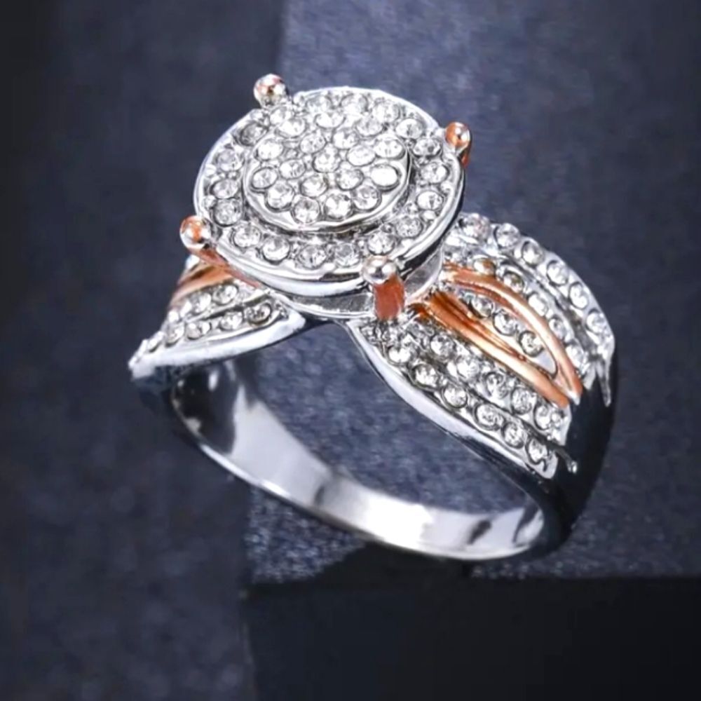 Stunning Two-tone engagement ring sz 9